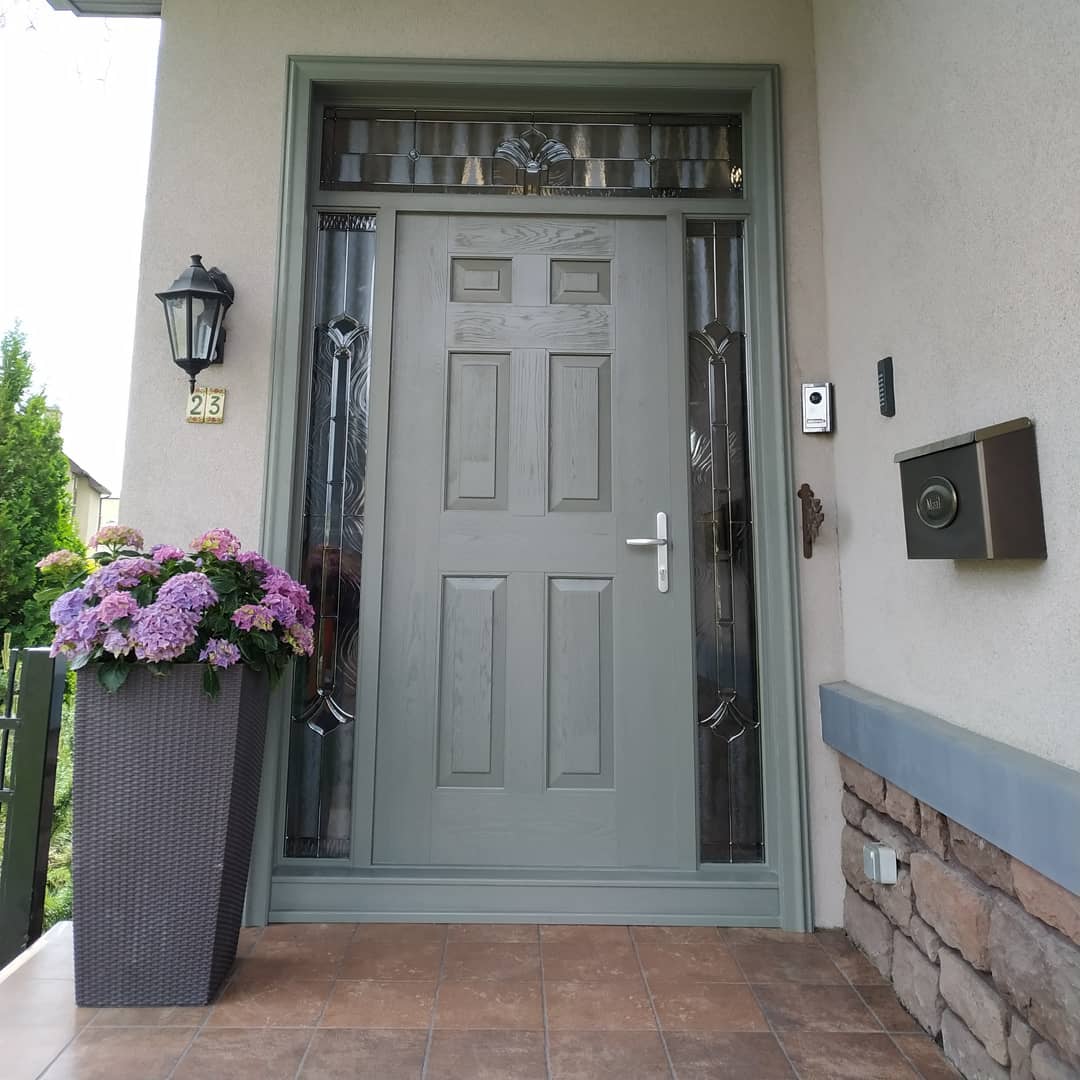 Входная дверь из массива